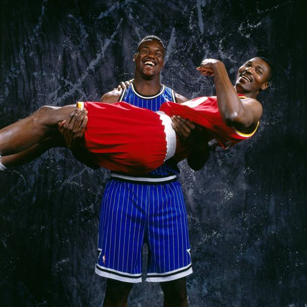 Uno dei poster delle Finals 1995 tra Orlando e Houston: Shaq che tiene in braccio Olajuwon